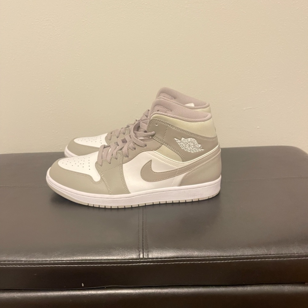 Men’s Jordan Ones - Picture 3 of 4